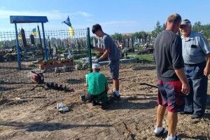 На кладовищі біля Луцька оновили паркан та розчистили хащі