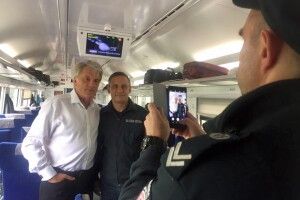 Ющенко їхав електричкою до Польщі і вдавав, що він не Ющенко (фото)
