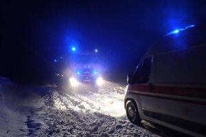 На Волині у заметі застрягла «швидка» з породіллею (Фото)