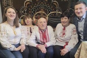 90-річний волинянин-ювіляр своїм гостям подарував власноруч виготовлені кошики 