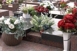 Тонни отрути: луцьке кладовище в Гаразджі потопає у пластику перед святами (Відео)