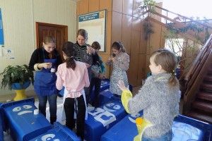 Сміттєві баки із чудернацьким чоловічками з’явились у Княгининівській громаді