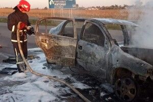 На Рівненщині посеред траси вщент згорів легковик
