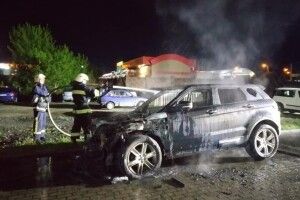 Вночі у Рівному згорів позашляховик
