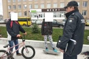 Поліція виловлює школярів, які не сидять вдома на карантині
