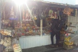 Сурогат на ринку в Луцьку вміло маскувався під солодощі, рибу та олію