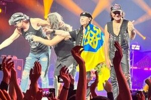Гурт Scorpions на концерті в Берліні розгорнув прапор України та присвятив їй свій легендарний хіт