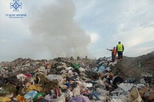 13 рятувальників, бульдозери, самоскиди – вранці у Луцькому районі горів сміттєвий полігон