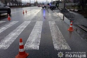 У Луцьку під колеса автівки потрапила жінка з дитиною
