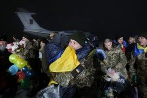 Порошенко особисто зустрічав звільнених із полону (Відео)