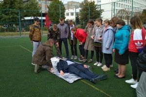 Луцьких старшокласників вчили як врятувати людині життя за допомогою скотчу