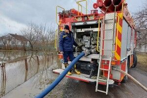 Через затоплені обійстя на Волині викликали рятувальників (Фото)