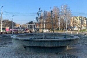 У Луцьку ставлять новорічну ялинку