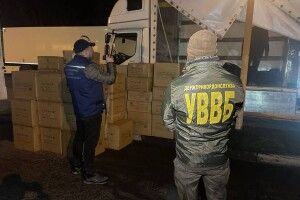 На Волині викрили «волонтерів», які намагалися ввезти вінілові програвачі замість допомоги ЗСУ (Фото)