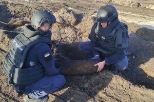 На Рівненщині підірвали 4 авіабомби (Фото)