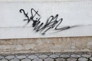 У Луцьку спіймали хулігана, який розписав приміщення суду