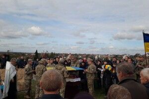 На Рівненщині попрощалися із загиблим на війні багатодітним батьком 