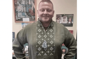 Оберіг для Валерія Залужного: отаманові подарували унікальну вишиванку