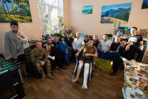  «Ми з вами одна команда, яка дуже любить і захищає Україну», - Порошенко у військовому госпіталі