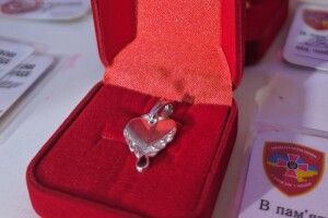 На Волині дітям загиблих Героїв вручили обереги «Батьківське серце»