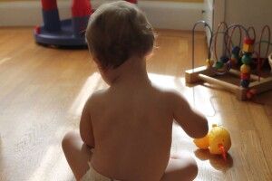 У Первомайську чоловік тримав немовля над балконом і погрожував викинути