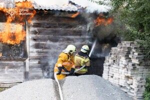 На Волині рятувальники боролися з вогнем у житловому будинку (Відео)