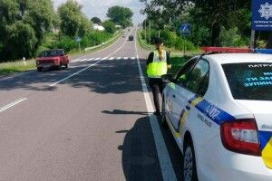 «Лечу, бо дружину мають оперувати»: на Волині водій хотів обдурити копів