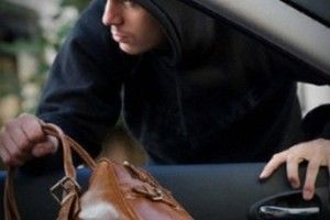 Поліція шукає зловмисника, який у Луцьку відібрав у «валютчика» 10 тисяч доларів