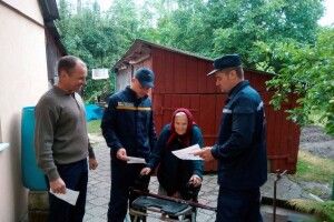 Волинські рятувальники сьогодні нагадують правила пожежної безпеки мешканцям Старої Вижівки