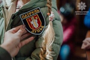 У луцькому дитсадочку дівчинка відібрала в патрульного поліцейського кашкета (Фото)