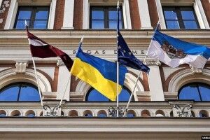 У Ризі затримали чоловіка, який ударив юнака з українським прапором