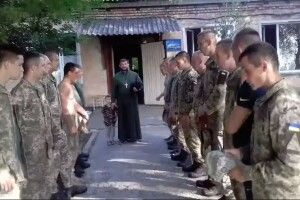 Капелани передали для бригади тактичної авіації імені Олександра Покришкіна солодощі від парафіяльної громади