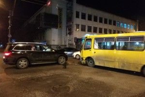 Позашляховик з дітьми зіткнувся з маршруткою у Рівному