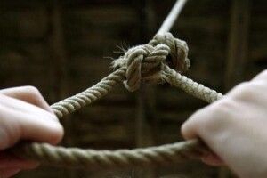 У Рівному чоловік позбавив себе життя на дитячому майданчику 