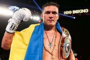 Українець Усик прибув до Москви на бій з росіянином Гассієвим