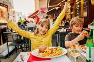 Лікар назвав продукти, які слід усунути з раціону дитини