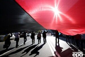 Київ заявив Варшаві, що буде «реагувати», якщо у Польщі заборонять червоно-чорну символіку