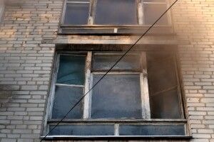 У Луцьку горіла квартира: рятувальники евакуювали людину