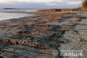 У Світязі чувак вигріб з озера пісок, щоб влаштувати пляж