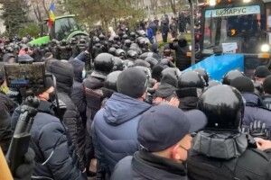 У Молдові фермери на тракторах штурмували будівлю парламенту