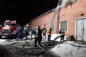 Масштабна пожежа на Рівненщині: понад 5 годин гасили складальний цех (Фото, відео)