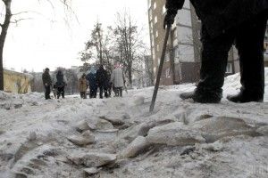 На Харківщині чоловік приревнував жінку до куми і віддухопелив обидвох металевим ломом