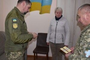 На Волині матері бійця вручили орден сина «За поранення»