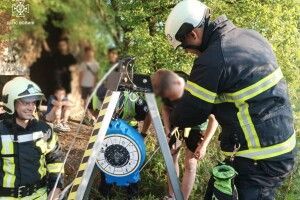 На Волині показали відео, як витягують з колодязя юнака
