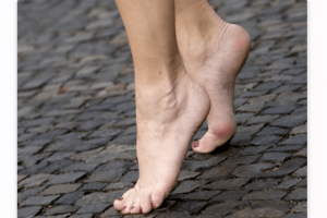 На лінійці першого дзвоника перед дітьми станцювала напівгола вчителька (Відео моменту)