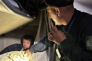 204 тисячі гривень штрафу: призначили покарання чоловіку, який хотів перевезти за кордон ухилянта під ковдрою