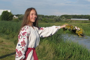 Дівчата пускали на воду купальські вінки