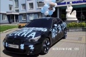 «Їду за сином»: рівнянин розмалював свій «БМВ» і поїхав до перинатального центру (Відео)