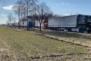 28 кілометрів фур. Активісти заблокували рух товарів з Європи до РФ та Білорусі (Відео) 