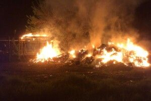 Рятувальники Рівненщини показали, як вночі приборкували вогонь (Фото)